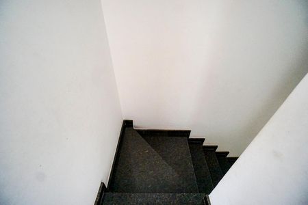 Casa de condomínio à venda com 90m², 2 quartos e 1 vagaEscada