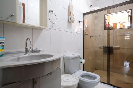 Casa à venda com 216m², 2 quartos e 4 vagasBanheiro da suíte 1