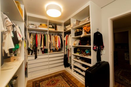 Apartamento à venda com 190m², 2 quartos e 3 vagas Apartamento à venda com 190m², 2 quartos e 3 vagasCloset da suíte