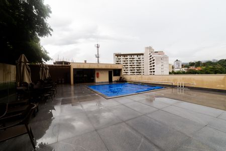 Apartamento à venda com 190m², 2 quartos e 3 vagas Apartamento à venda com 190m², 2 quartos e 3 vagasÁrea comum - Piscina