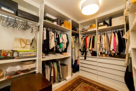 Apartamento à venda com 190m², 2 quartos e 3 vagas Apartamento à venda com 190m², 2 quartos e 3 vagasCloset da suíte