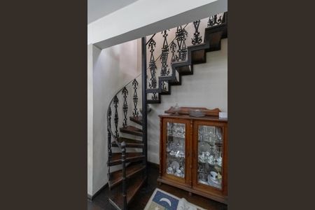 Casa à venda com 310m², 4 quartos e 4 vagasEscada