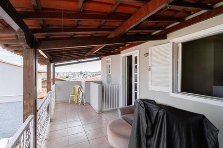 Casa à venda com 310m², 4 quartos e 4 vagasCasa 2 - Varanda