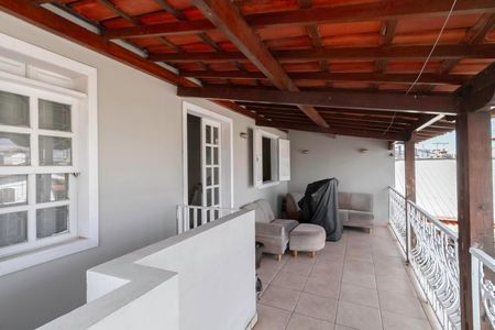 Casa à venda com 310m², 4 quartos e 4 vagasCasa 2 - Varanda