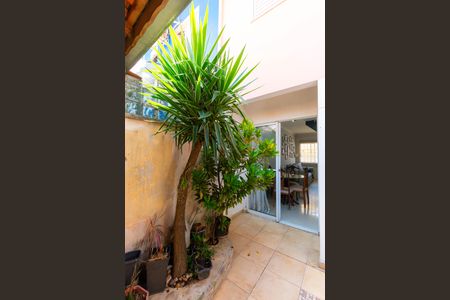 Casa de condomínio para alugar com 85m², 2 quartos e 2 vagas Casa de condomínio para alugar com 85m², 2 quartos e 2 vagasQuintal