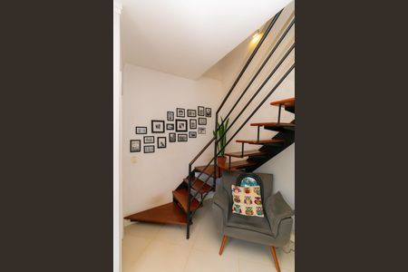 Casa de condomínio para alugar com 85m², 2 quartos e 2 vagas Casa de condomínio para alugar com 85m², 2 quartos e 2 vagasEscada