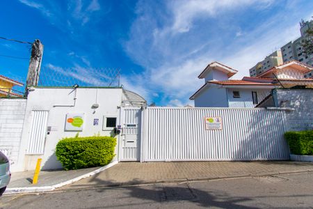 Casa de condomínio para alugar com 85m², 2 quartos e 2 vagas Casa de condomínio para alugar com 85m², 2 quartos e 2 vagasFachada