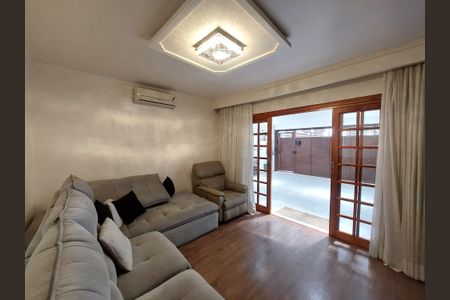 Casa à venda com 120m², 3 quartos e 2 vagasSala
