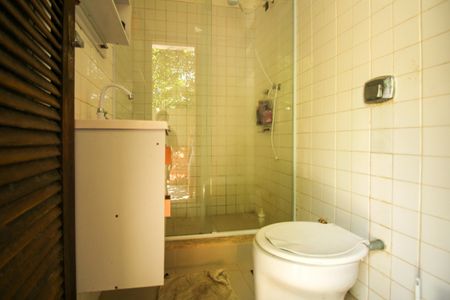 Casa de condomínio à venda com 1036m², 4 quartos e 3 vagas Casa de condomínio à venda com 1036m², 4 quartos e 3 vagasBanheiro de serviço