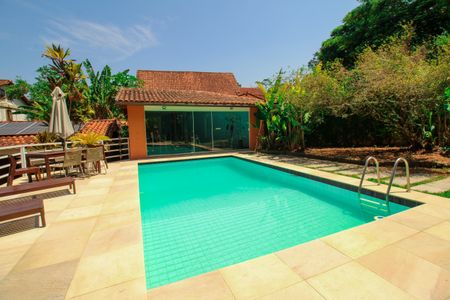Casa de condomínio à venda com 1036m², 4 quartos e 3 vagas Casa de condomínio à venda com 1036m², 4 quartos e 3 vagasPiscina