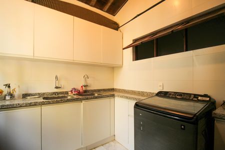 Casa de condomínio à venda com 1036m², 4 quartos e 3 vagas Casa de condomínio à venda com 1036m², 4 quartos e 3 vagasÁrea de Serviço