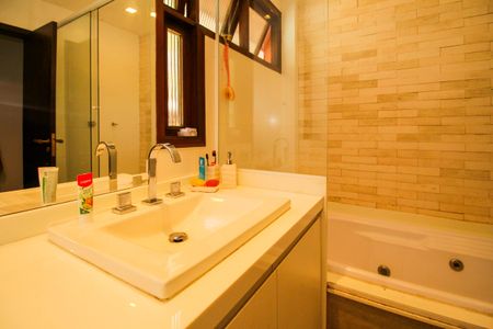 Casa de condomínio à venda com 1036m², 4 quartos e 3 vagas Casa de condomínio à venda com 1036m², 4 quartos e 3 vagasBanheiro Social