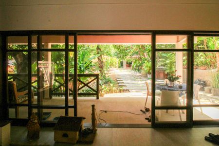 Casa de condomínio à venda com 1036m², 4 quartos e 3 vagas Casa de condomínio à venda com 1036m², 4 quartos e 3 vagasVista da Sala para Varanda