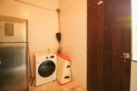 Casa de condomínio à venda com 1036m², 4 quartos e 3 vagas Casa de condomínio à venda com 1036m², 4 quartos e 3 vagasÁrea de Serviço