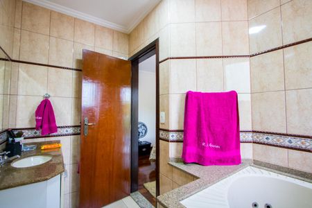 Casa à venda com 232m², 4 quartos e 5 vagasBanheiro do quarto 1