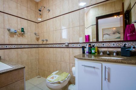 Casa à venda com 232m², 4 quartos e 5 vagasBanheiro do quarto 1