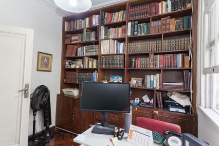 Casa à venda com 675m², 8 quartos e 6 vagasEscritório