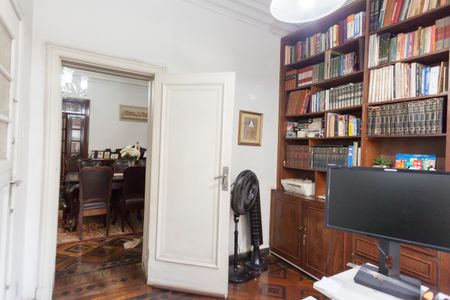 Casa à venda com 675m², 8 quartos e 6 vagasEscritório