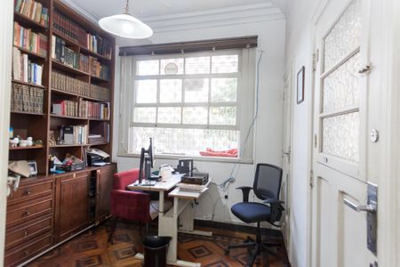 Casa à venda com 675m², 8 quartos e 6 vagasEscritório