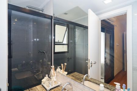 Apartamento para alugar com 168m², 4 quartos e 3 vagas Apartamento para alugar com 168m², 4 quartos e 3 vagasBanheiro da Suíte 2