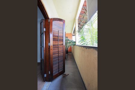 Casa à venda com 500m², 3 quartos e 4 vagas Casa à venda com 500m², 3 quartos e 4 vagasCasa 1 - Varanda dos quartos 1 e 2