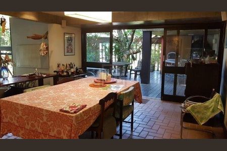 Casa de condomínio à venda com 582m², 4 quartos e 2 vagas