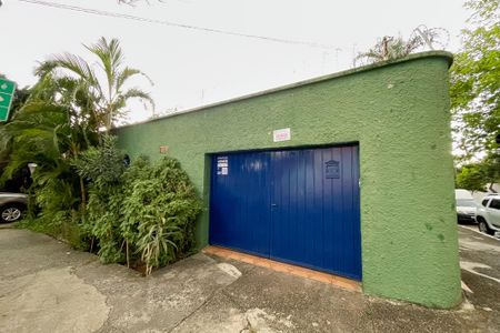 Casa à venda com 360m², 3 quartos e 3 vagas Casa à venda com 360m², 3 quartos e 3 vagasFachada