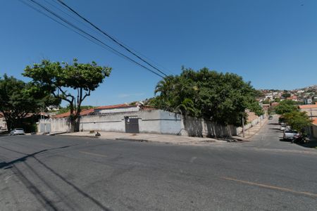 Casa à venda com 300m², 5 quartos e 5 vagas Casa à venda com 300m², 5 quartos e 5 vagasFachada