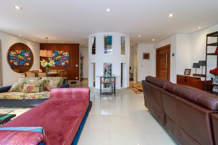 Casa de condomínio à venda com 447m², 4 quartos e 5 vagas Casa de condomínio à venda com 447m², 4 quartos e 5 vagasSala