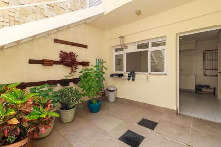 Casa de condomínio à venda com 447m², 4 quartos e 5 vagas Casa de condomínio à venda com 447m², 4 quartos e 5 vagasÁrea Externa