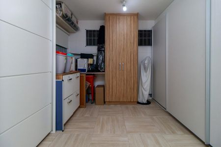 Casa de condomínio à venda com 447m², 4 quartos e 5 vagas Casa de condomínio à venda com 447m², 4 quartos e 5 vagasDepósito