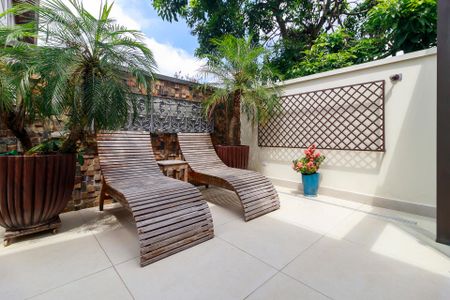 Casa de condomínio à venda com 447m², 4 quartos e 5 vagas Casa de condomínio à venda com 447m², 4 quartos e 5 vagasQuintal