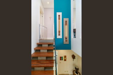 Casa de condomínio à venda com 447m², 4 quartos e 5 vagas Casa de condomínio à venda com 447m², 4 quartos e 5 vagasEscada