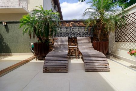 Casa de condomínio à venda com 447m², 4 quartos e 5 vagas Casa de condomínio à venda com 447m², 4 quartos e 5 vagasQuintal