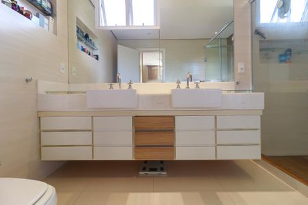 Casa de condomínio à venda com 447m², 4 quartos e 5 vagas Casa de condomínio à venda com 447m², 4 quartos e 5 vagasSuíte Principal - Banheiro