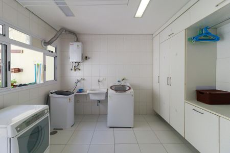 Casa de condomínio à venda com 447m², 4 quartos e 5 vagas Casa de condomínio à venda com 447m², 4 quartos e 5 vagasÁrea de Serviço