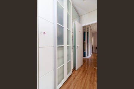 Casa de condomínio à venda com 447m², 4 quartos e 5 vagas Casa de condomínio à venda com 447m², 4 quartos e 5 vagasSuíte 3