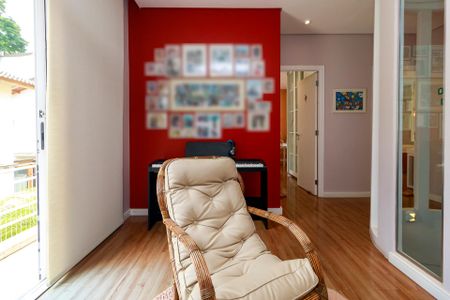 Casa de condomínio à venda com 447m², 4 quartos e 5 vagas Casa de condomínio à venda com 447m², 4 quartos e 5 vagasSala Privativa