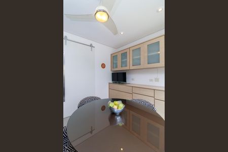 Casa de condomínio à venda com 447m², 4 quartos e 5 vagas Casa de condomínio à venda com 447m², 4 quartos e 5 vagasCozinha - Copa