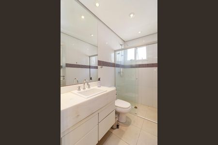 Casa de condomínio à venda com 447m², 4 quartos e 5 vagas Casa de condomínio à venda com 447m², 4 quartos e 5 vagasSuíte 4 - Banheiro