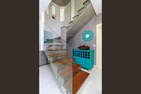 Casa de condomínio à venda com 447m², 4 quartos e 5 vagas Casa de condomínio à venda com 447m², 4 quartos e 5 vagasAcesso Garagem