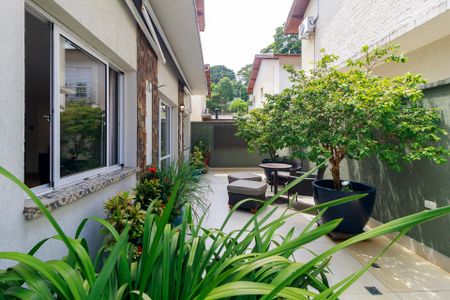 Casa de condomínio à venda com 447m², 4 quartos e 5 vagas Casa de condomínio à venda com 447m², 4 quartos e 5 vagasQuintal