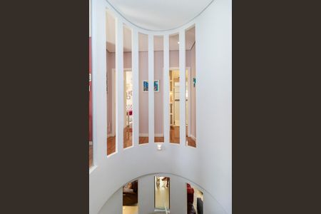 Casa de condomínio à venda com 447m², 4 quartos e 5 vagas Casa de condomínio à venda com 447m², 4 quartos e 5 vagasEscada