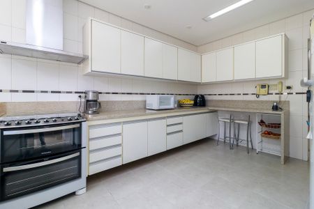 Casa de condomínio à venda com 447m², 4 quartos e 5 vagas Casa de condomínio à venda com 447m², 4 quartos e 5 vagasCozinha