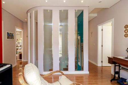 Casa de condomínio à venda com 447m², 4 quartos e 5 vagas Casa de condomínio à venda com 447m², 4 quartos e 5 vagasSala Privativa