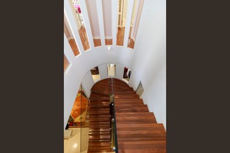 Casa de condomínio à venda com 447m², 4 quartos e 5 vagas Casa de condomínio à venda com 447m², 4 quartos e 5 vagasEscada