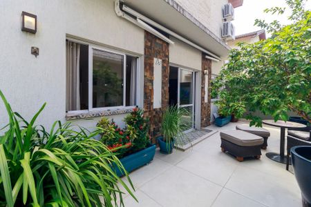 Casa de condomínio à venda com 447m², 4 quartos e 5 vagas Casa de condomínio à venda com 447m², 4 quartos e 5 vagasQuintal