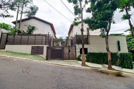 Casa de condomínio à venda com 447m², 4 quartos e 5 vagas Casa de condomínio à venda com 447m², 4 quartos e 5 vagasFachada