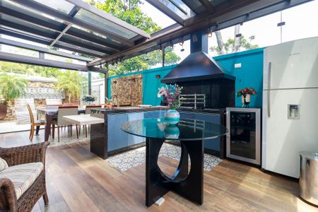 Casa de condomínio à venda com 447m², 4 quartos e 5 vagas Casa de condomínio à venda com 447m², 4 quartos e 5 vagasEspaço Gourmet