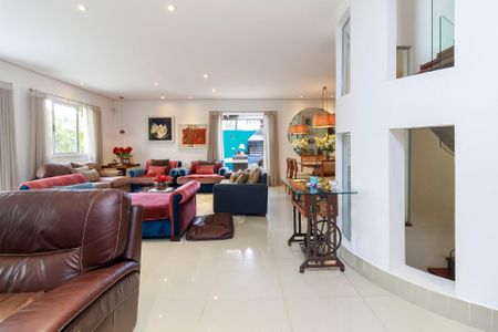 Casa de condomínio à venda com 447m², 4 quartos e 5 vagas Casa de condomínio à venda com 447m², 4 quartos e 5 vagasSala